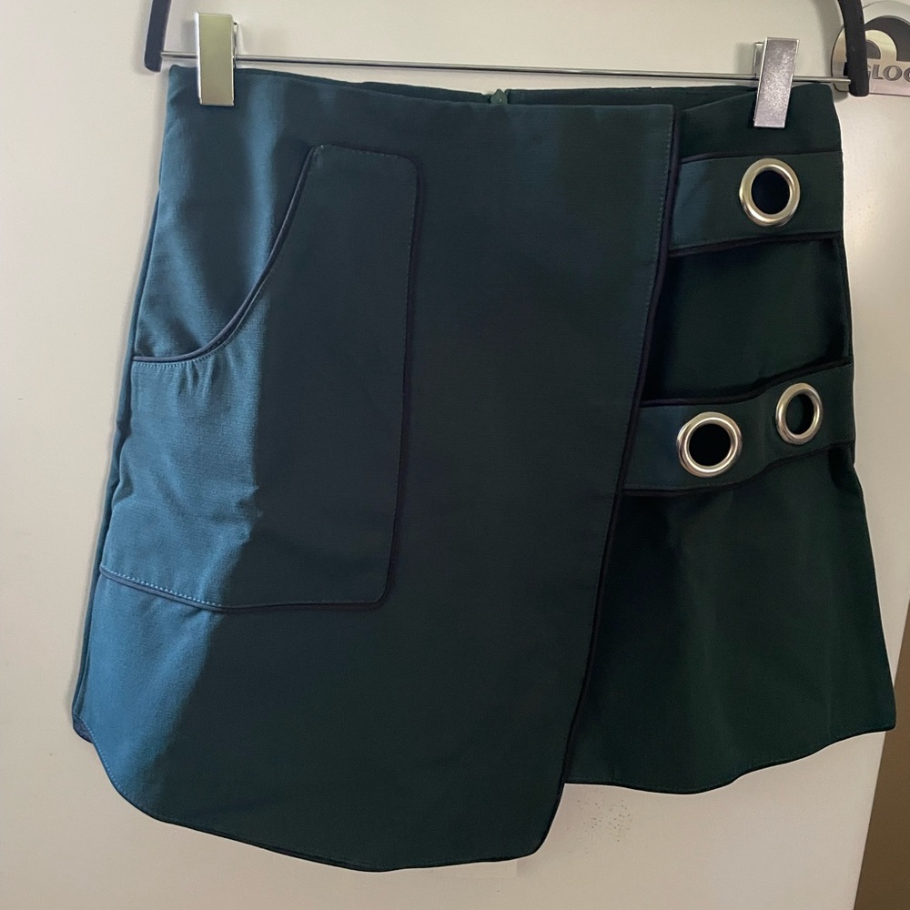 Stylish Green Skirt with Grommet Details